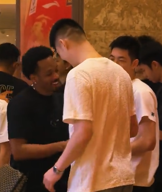 NBA球员齐聚青训营：朗多传授球商，欧文膝伤后首秀状态良好