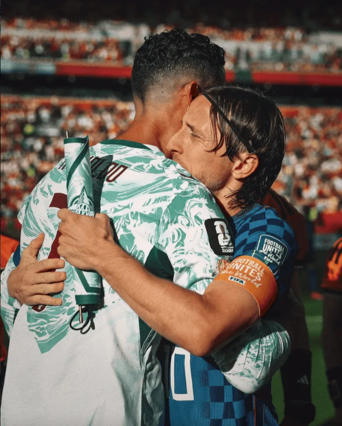 华为憋了个大招！Mate 90外接10倍变焦巨炮：影像质变